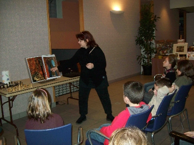 Miss BOLL devant une assistance attentive